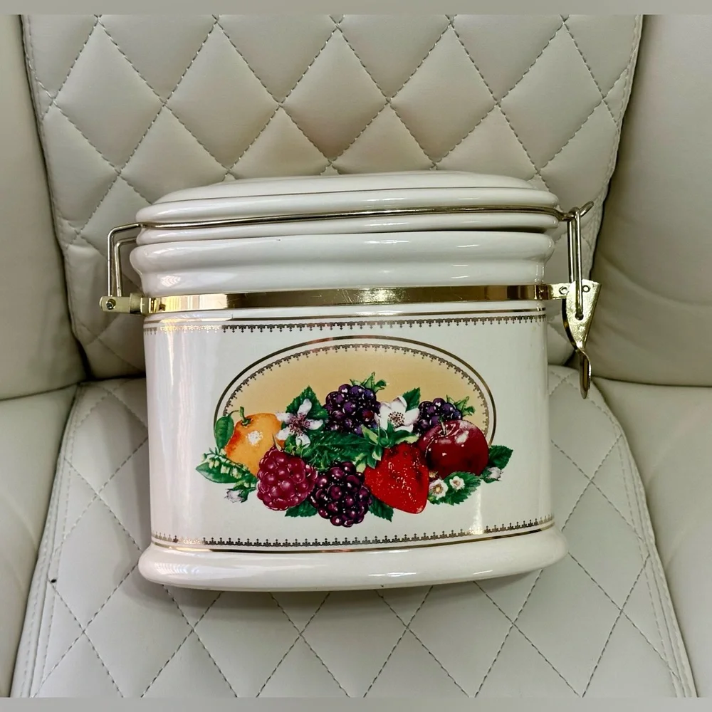 KNOTTS BERRY FARMS Vintage berry canister